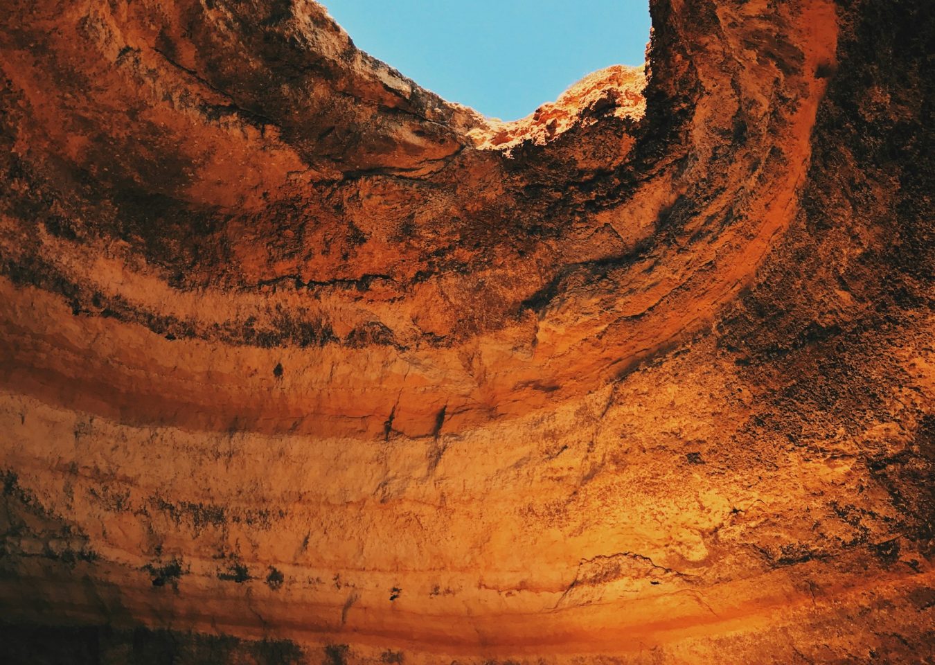 Grotte marine ouverte sur le ciel en Algarve au Portugal