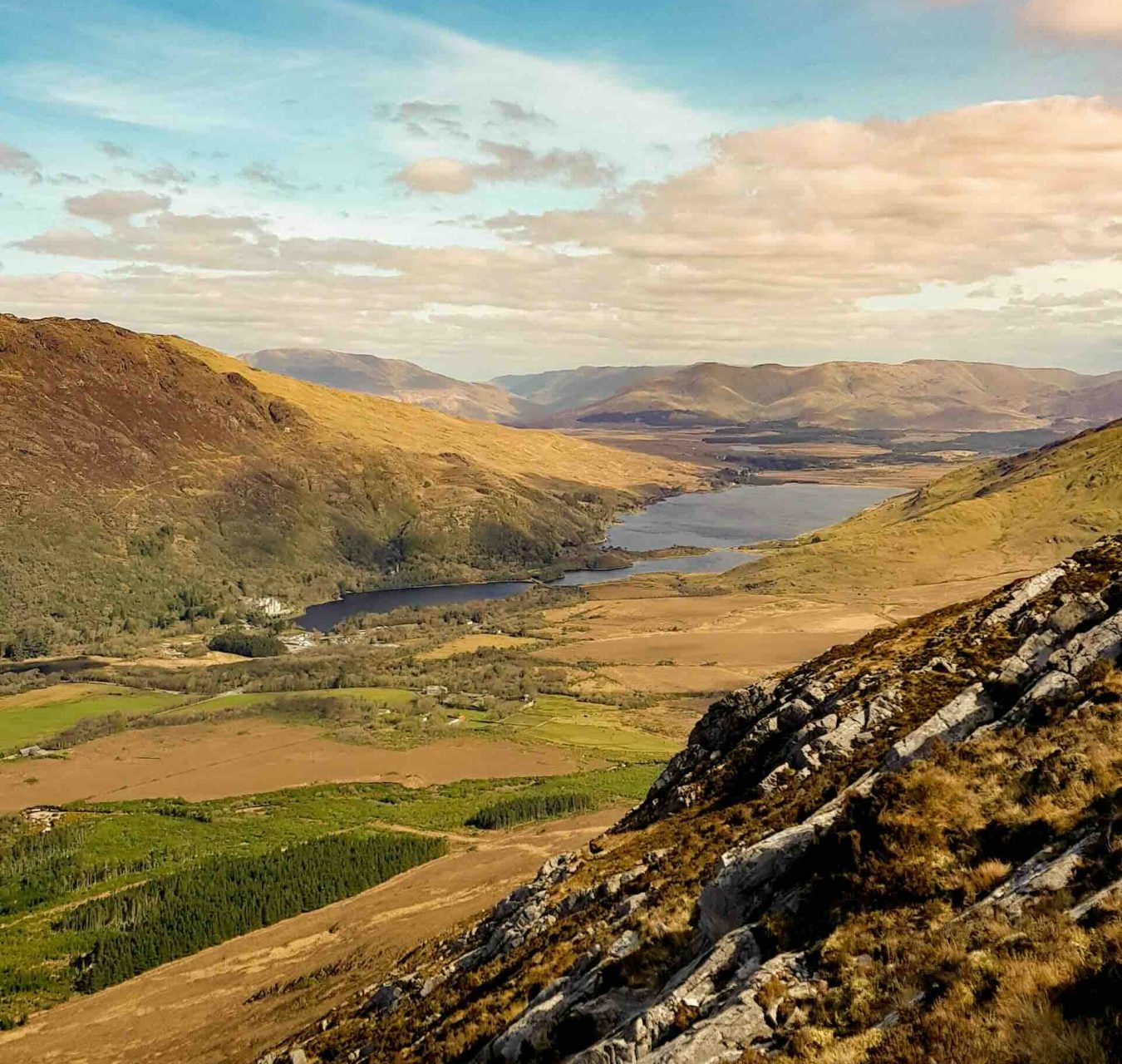Vallée, montagnes et lacs du Connemara lors d’un voyage en Irlande de l’Ouest