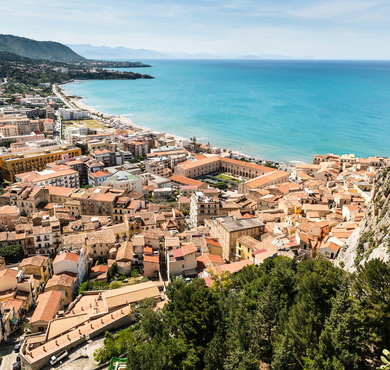 Vue panoramique de Cefalù et de sa plage sur la côte nord de la Sicile.