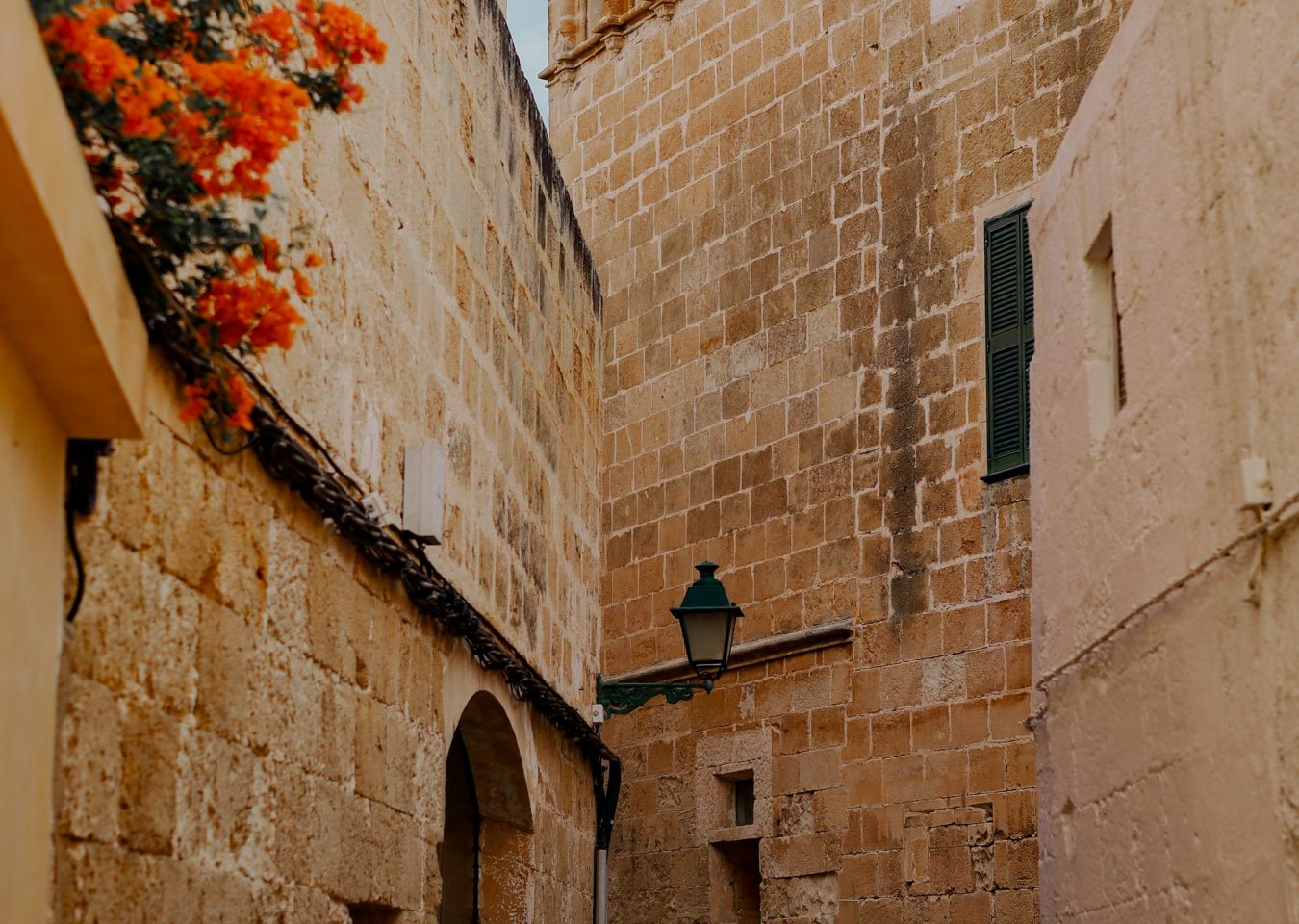 Ruelle ancienne bordée de maisons en pierre dans le centre historique de Ciutadella à Minorque.