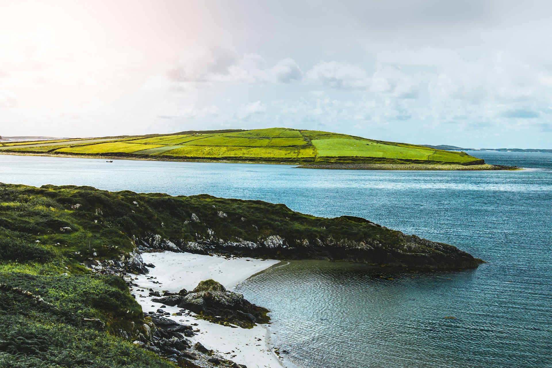 Côte sauvage et collines verdoyantes face à l’océan Atlantique en Irlande de l’Ouest
