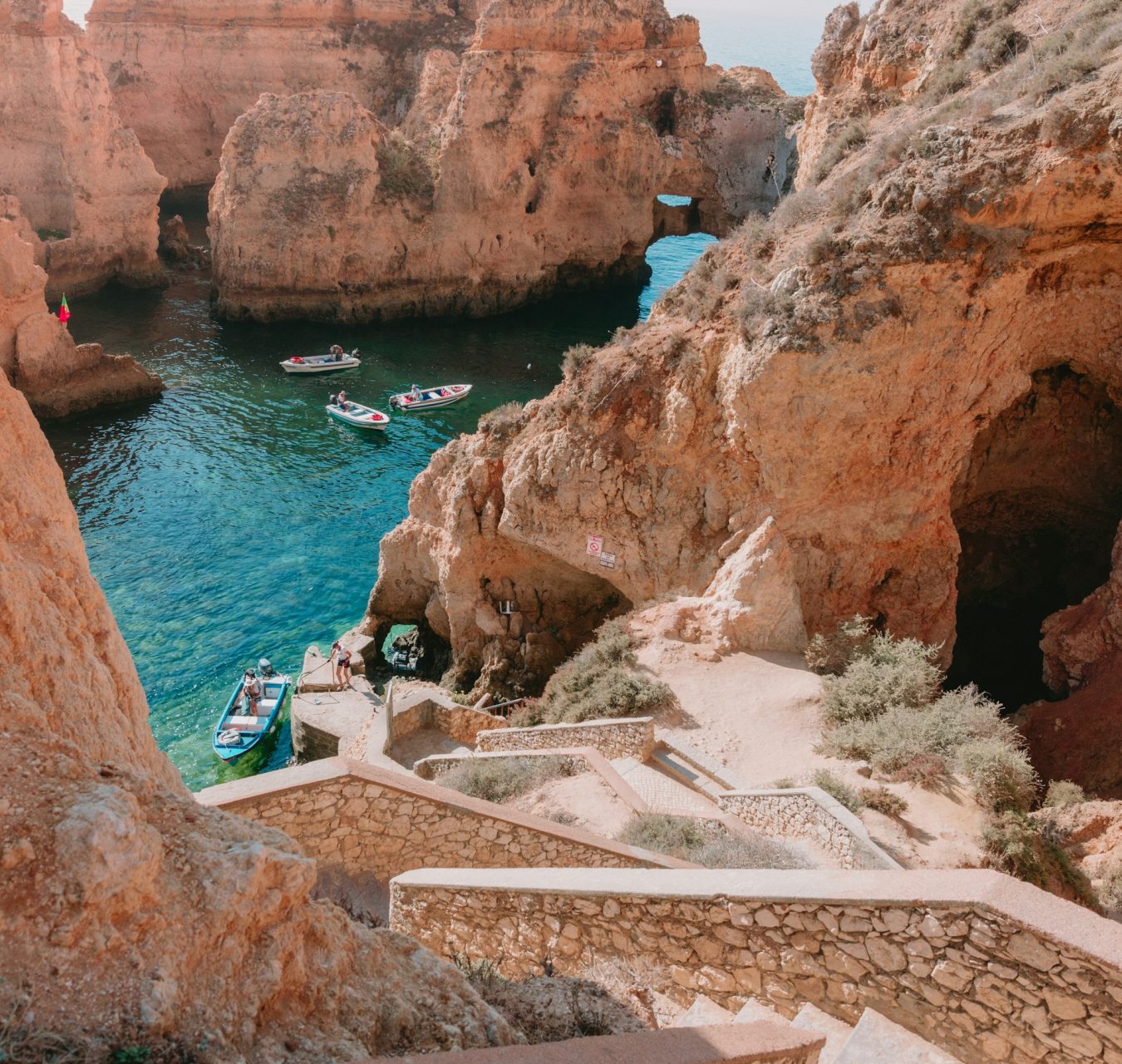 Grottes marines et falaises rocheuses près de Lagos en Algarve