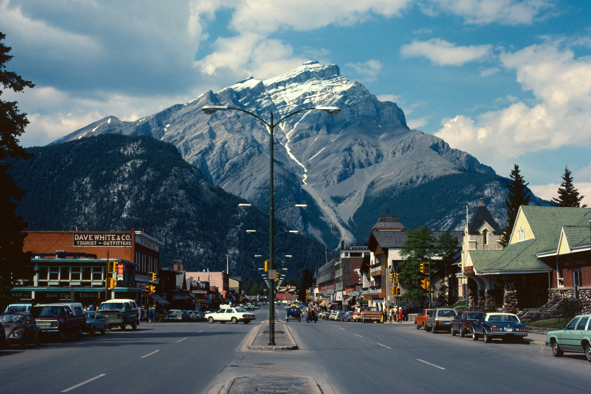 Centre-ville de Banff face aux montagnes Rocheuses en Alberta