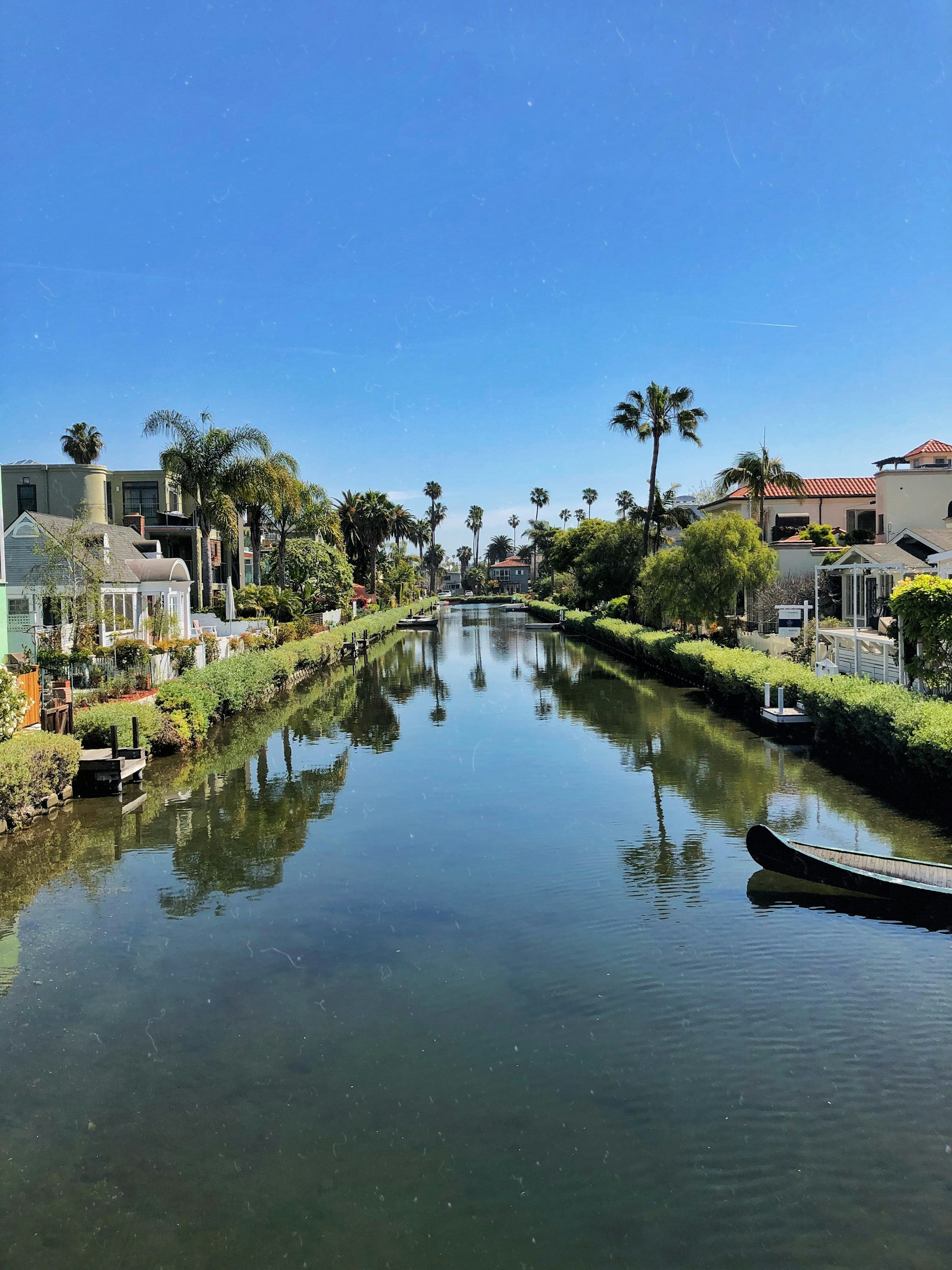 Canaux de Venice à Los Angeles bordés de maisons et de palmiers