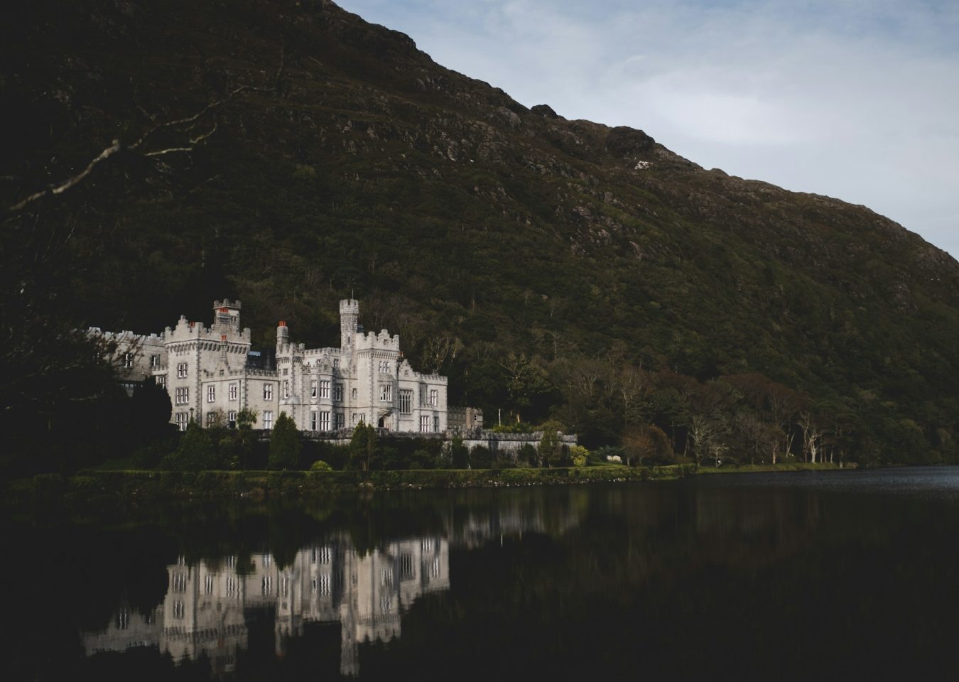 Kylemore Abbey au bord de son lac dans le Connemara en Irlande