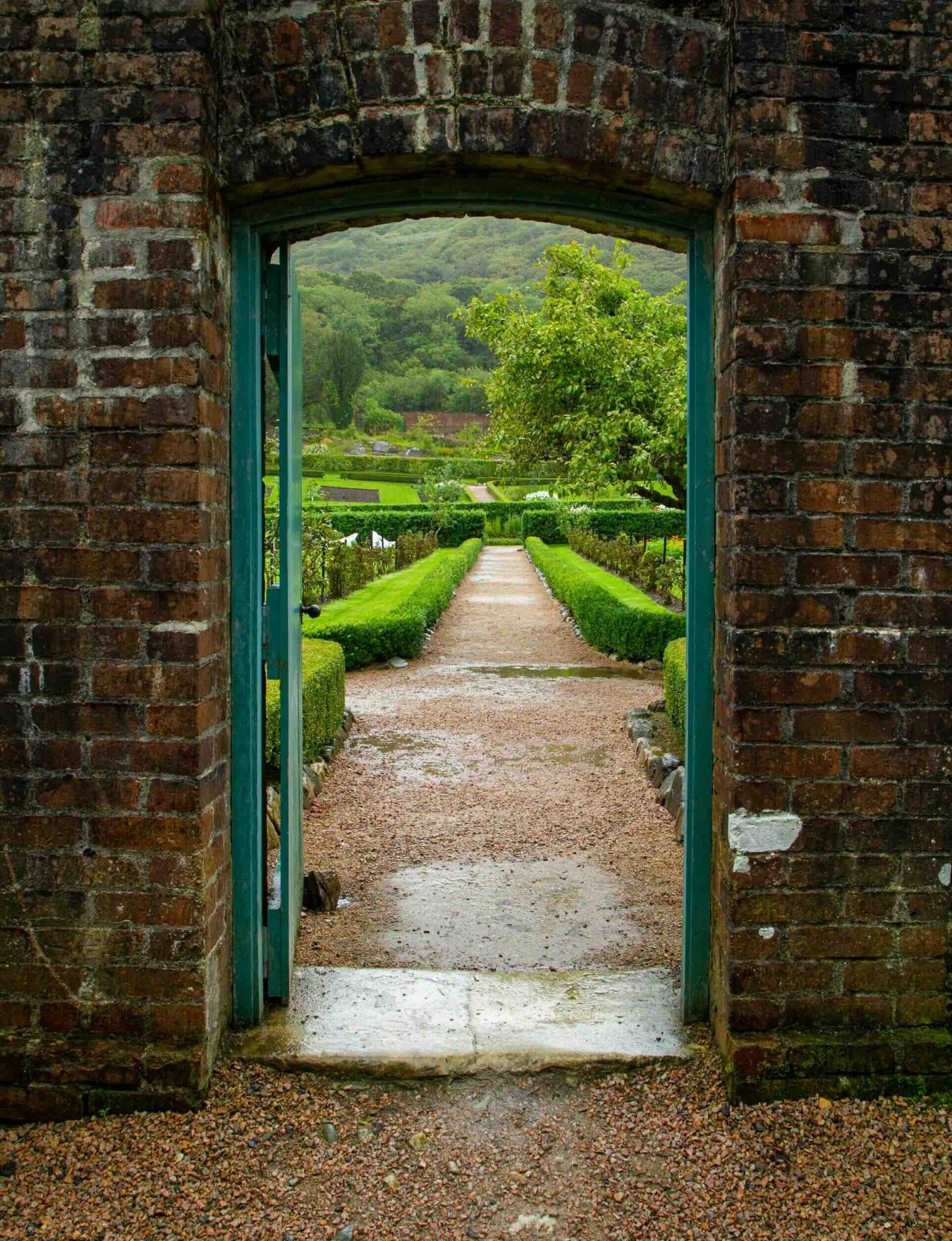 Jardin verdoyant derrière une ancienne porte en pierre dans l’ouest de l’Irlande