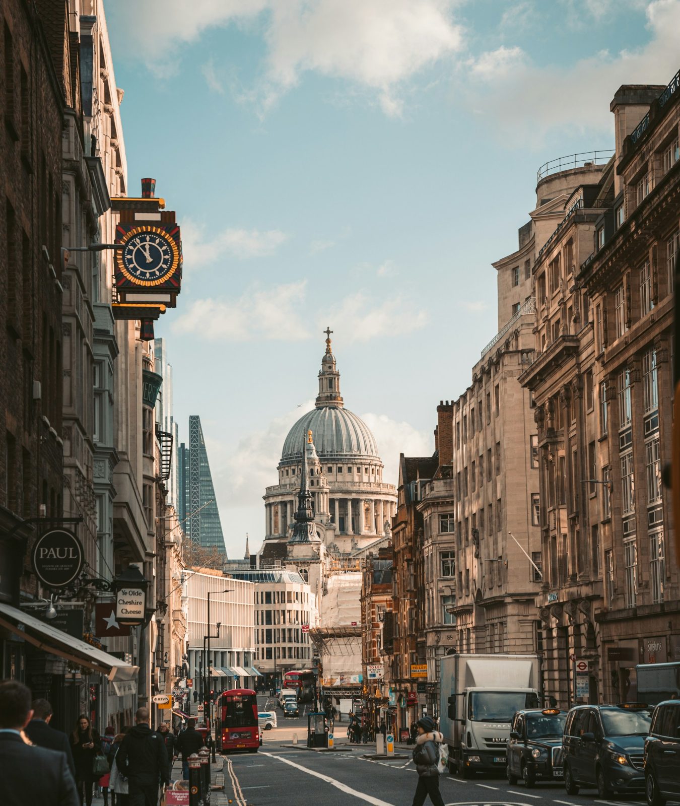 Cathédrale Saint-Paul au cœur des rues de Londres