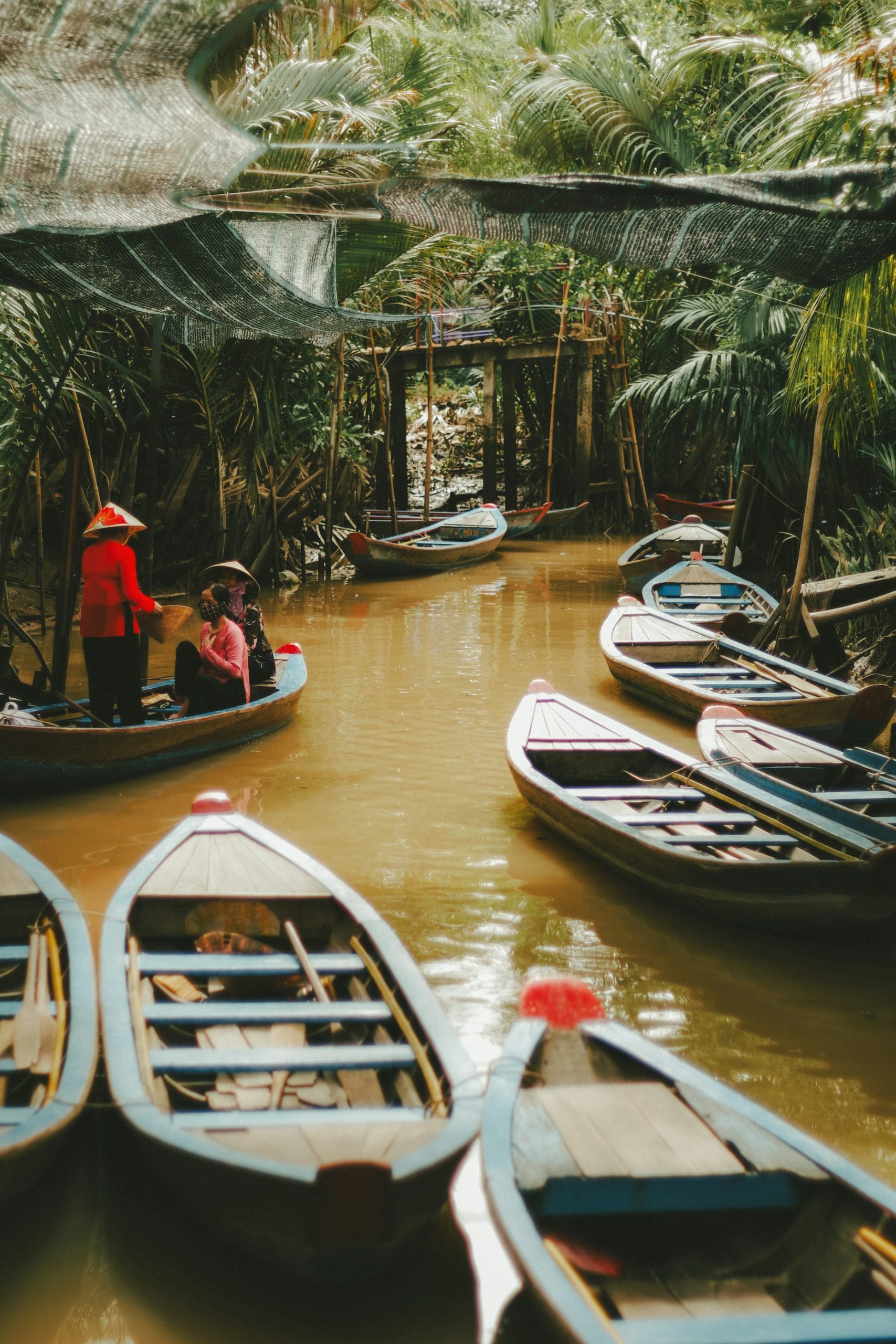 Sampans traditionnels sur un canal du delta du Mékong au Vietnam