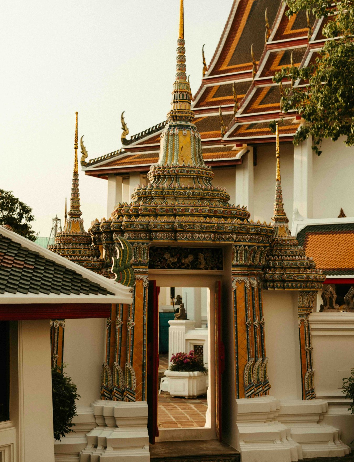 Temple bouddhiste à l’architecture traditionnelle lors d’un voyage au Cambodge