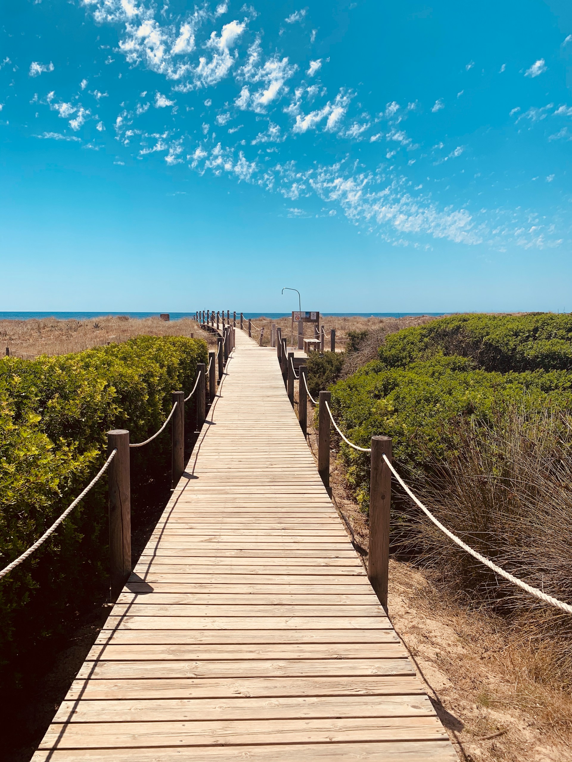 Chemin en bois menant à une plage sauvage de Minorque dans les îles Baléares.