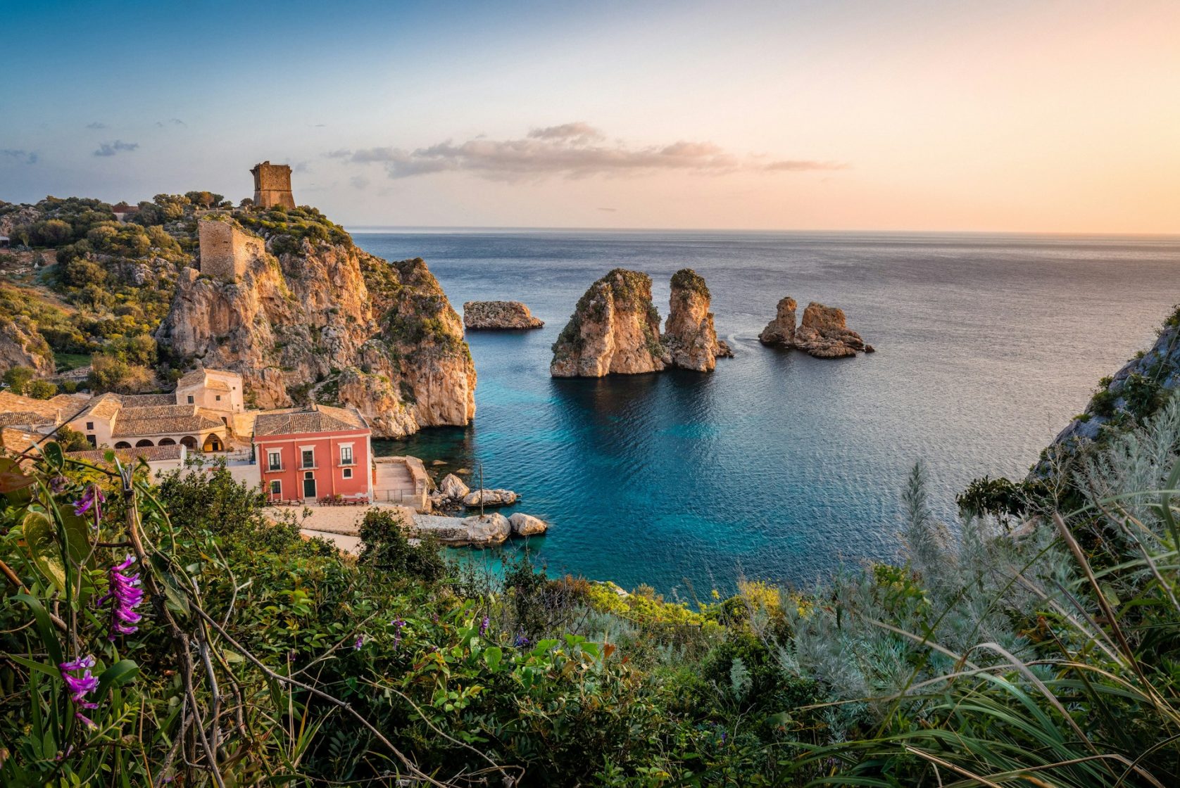 Faraglioni et ancienne tonnara de Scopello sur la côte nord-ouest de la Sicile.