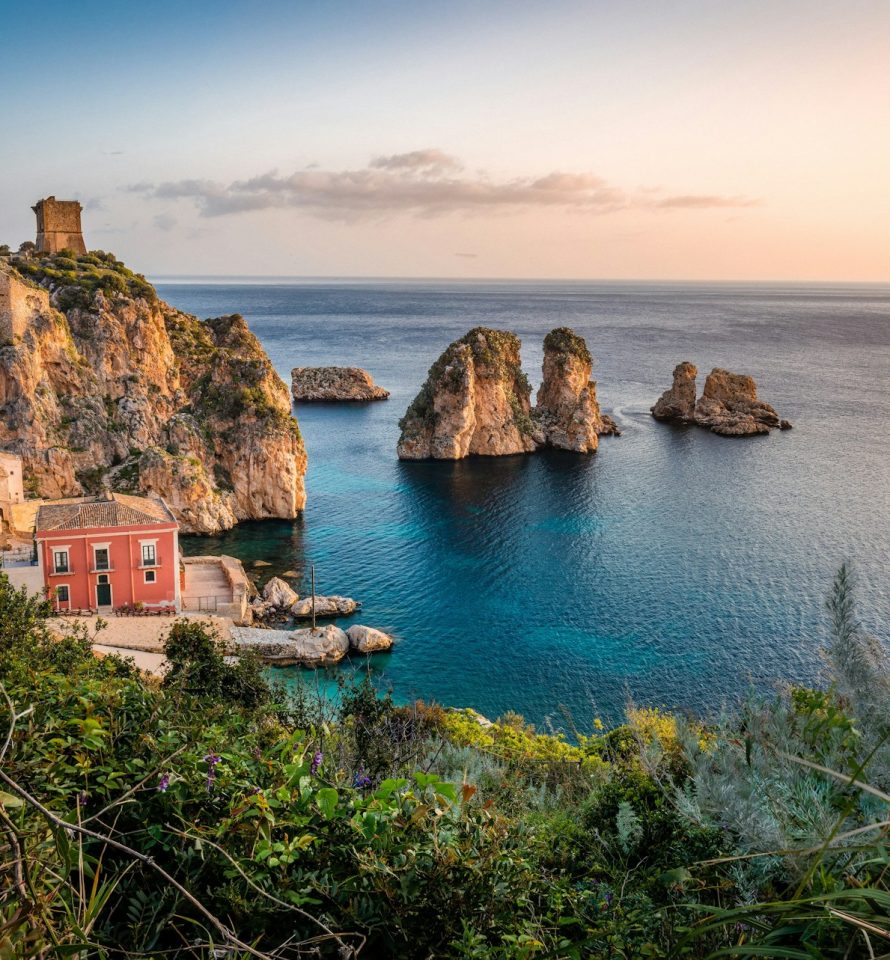 Faraglioni et ancienne tonnara de Scopello sur la côte nord-ouest de la Sicile.