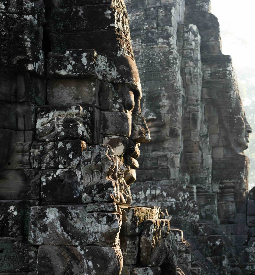 Visages sculptés du temple du Bayon à Angkor au Cambodge