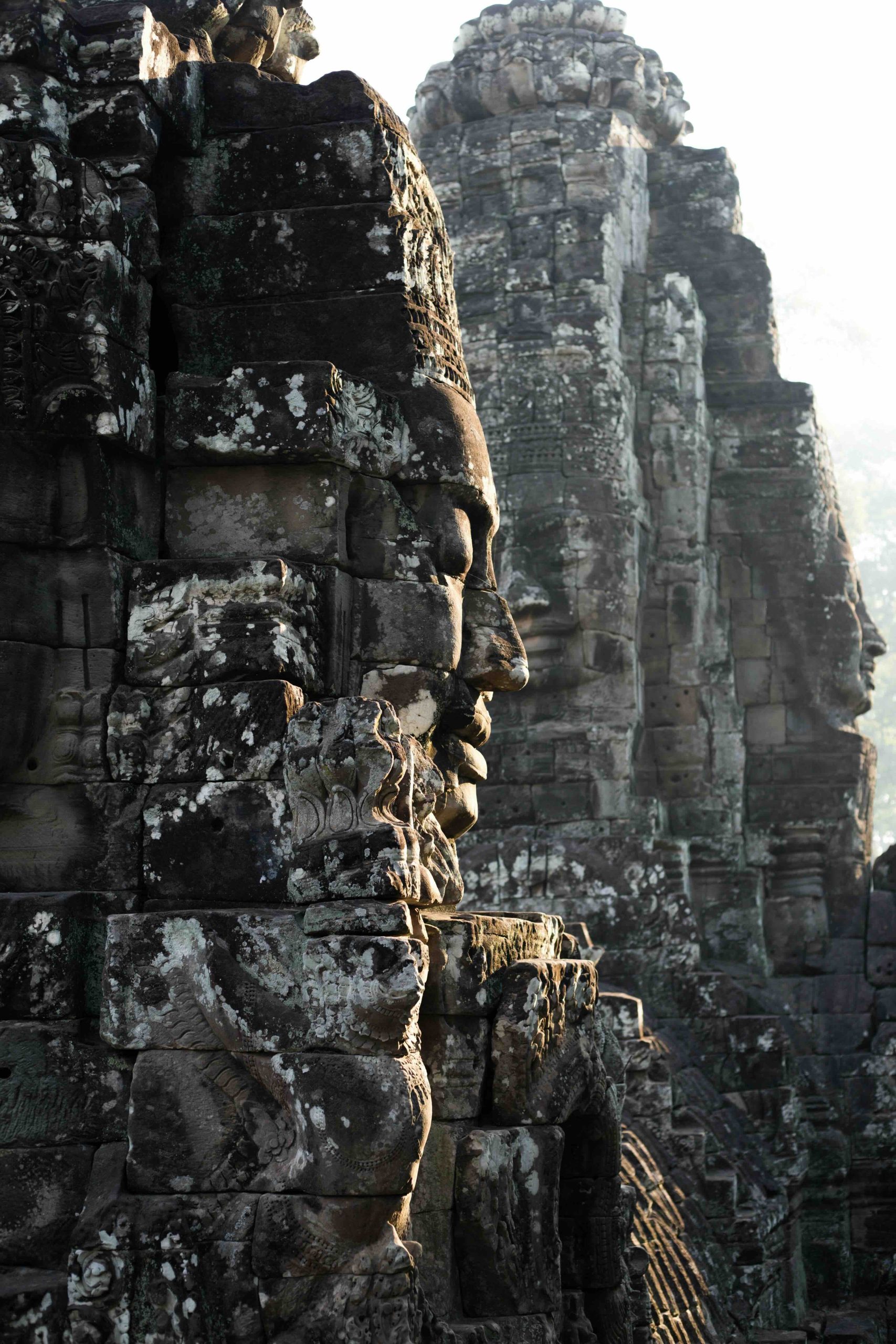 Visages sculptés du temple du Bayon à Angkor au Cambodge