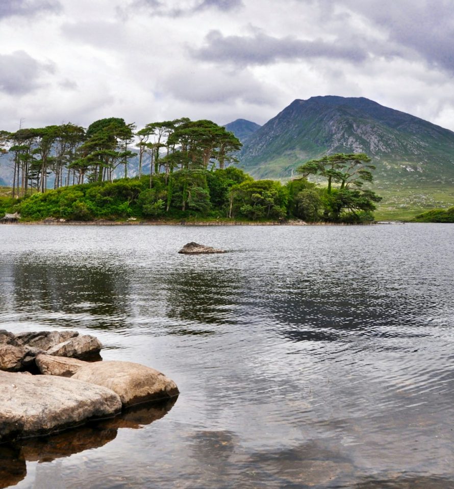 Lac sauvage entouré de montagnes dans le Connemara en Irlande de l’Ouest