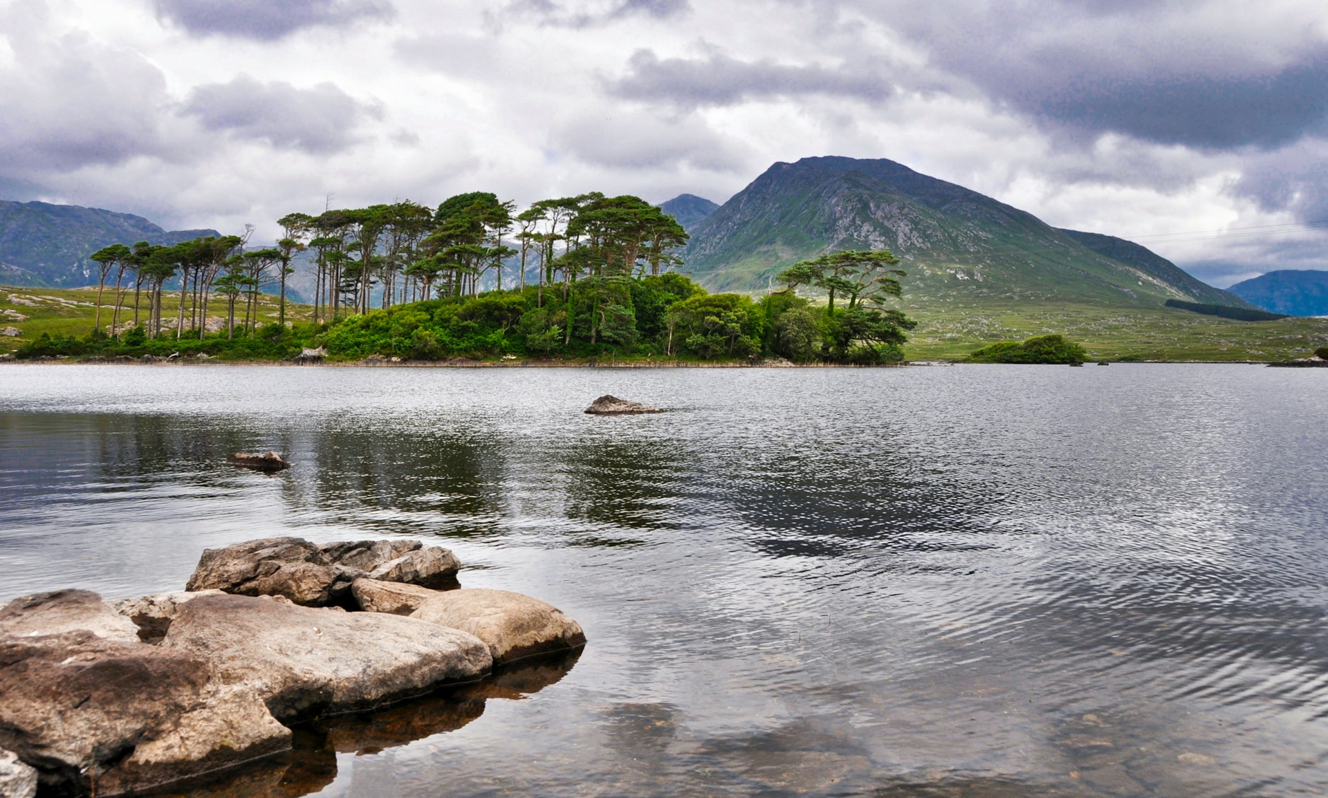Lac sauvage entouré de montagnes dans le Connemara en Irlande de l’Ouest