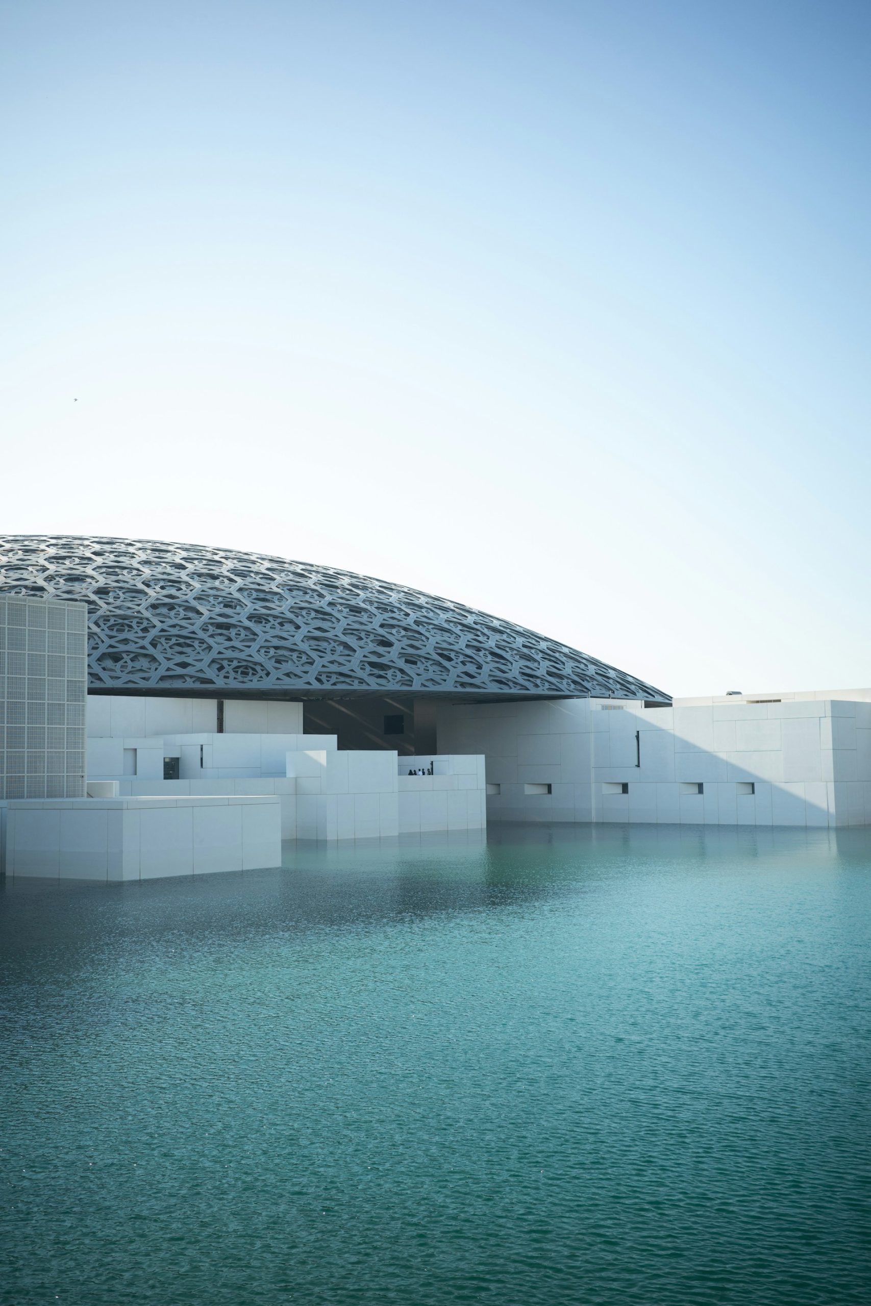 Louvre Abu Dhabi et son architecture au bord de l’eau