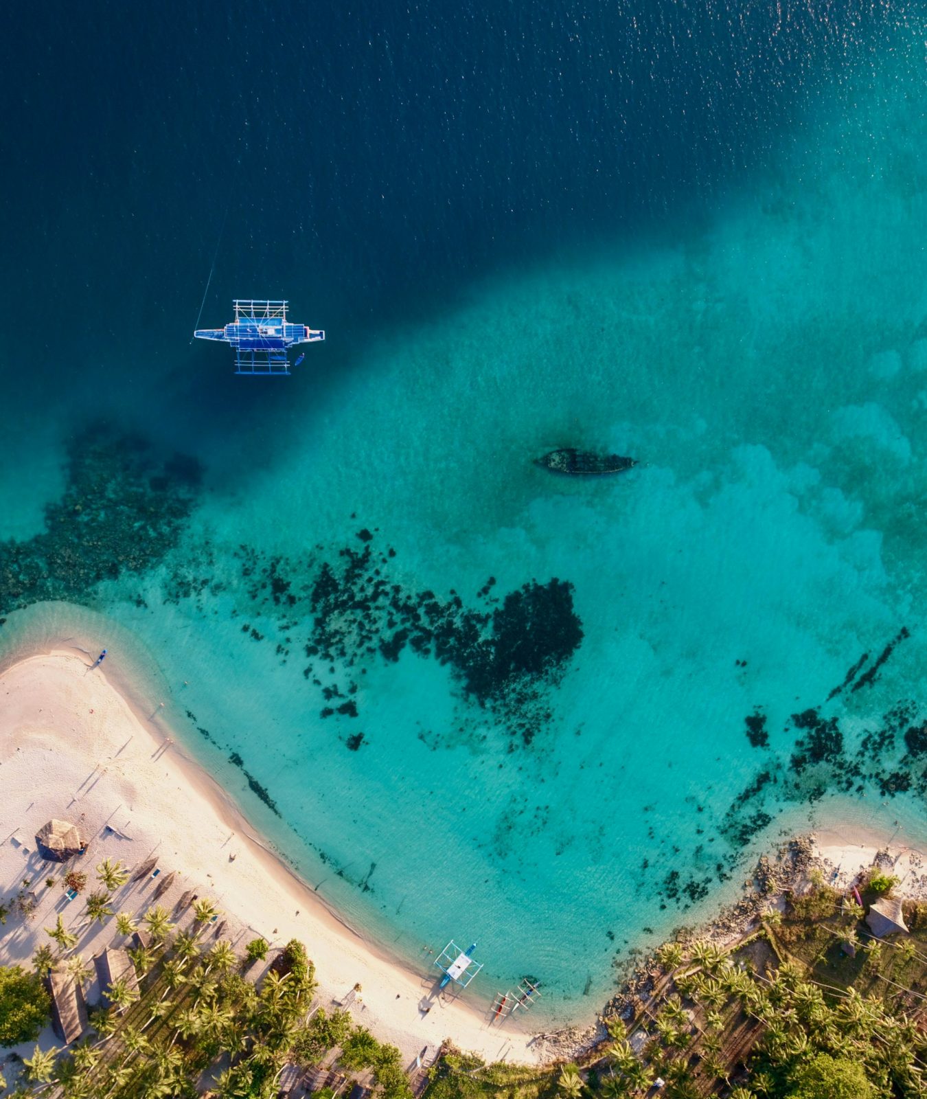 Plage tropicale et eaux turquoise aux Philippines