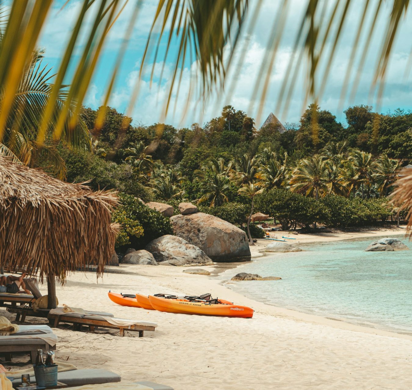 Plage tropicale aux eaux turquoise dans les Îles Vierges britanniques