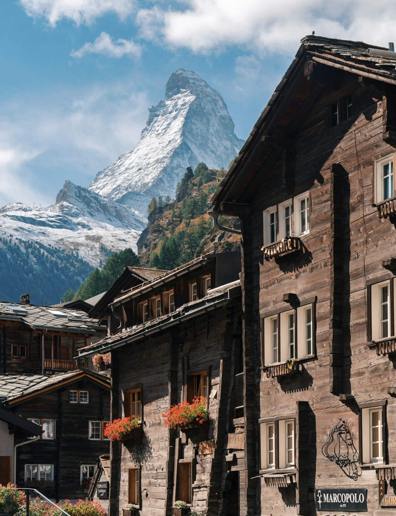 Chalets traditionnels de Zermatt avec le Cervin en arrière-plan