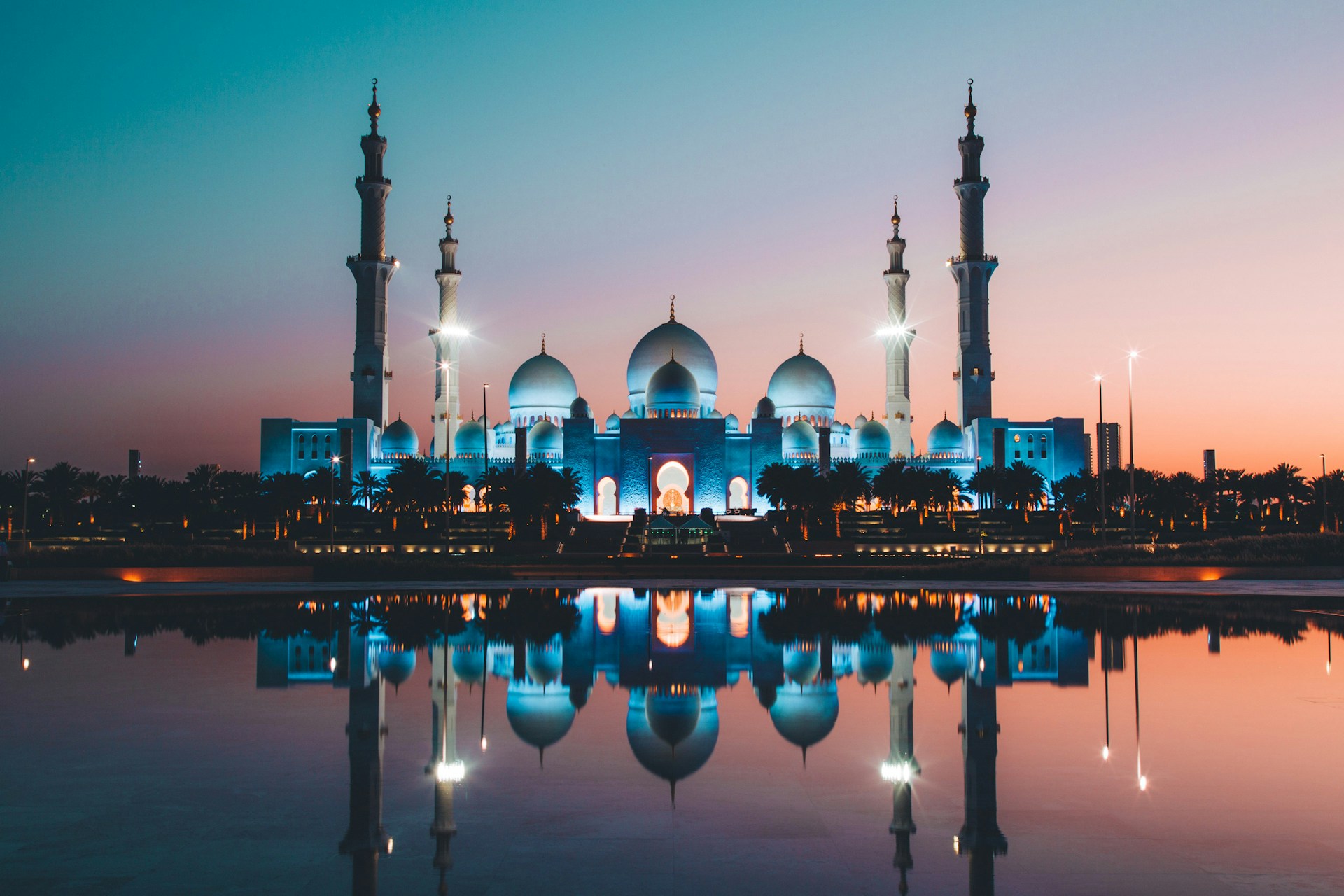 Grande Mosquée Sheikh Zayed illuminée au coucher du soleil à Abu Dhabi