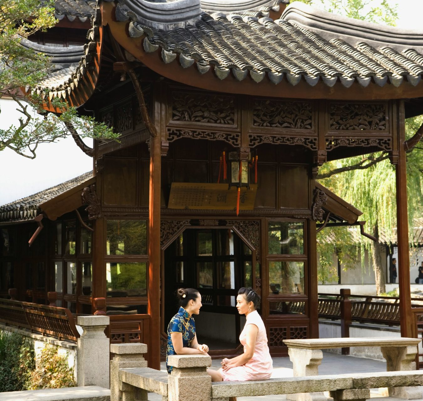 Femmes dans un jardin traditionnel chinois à Shanghai