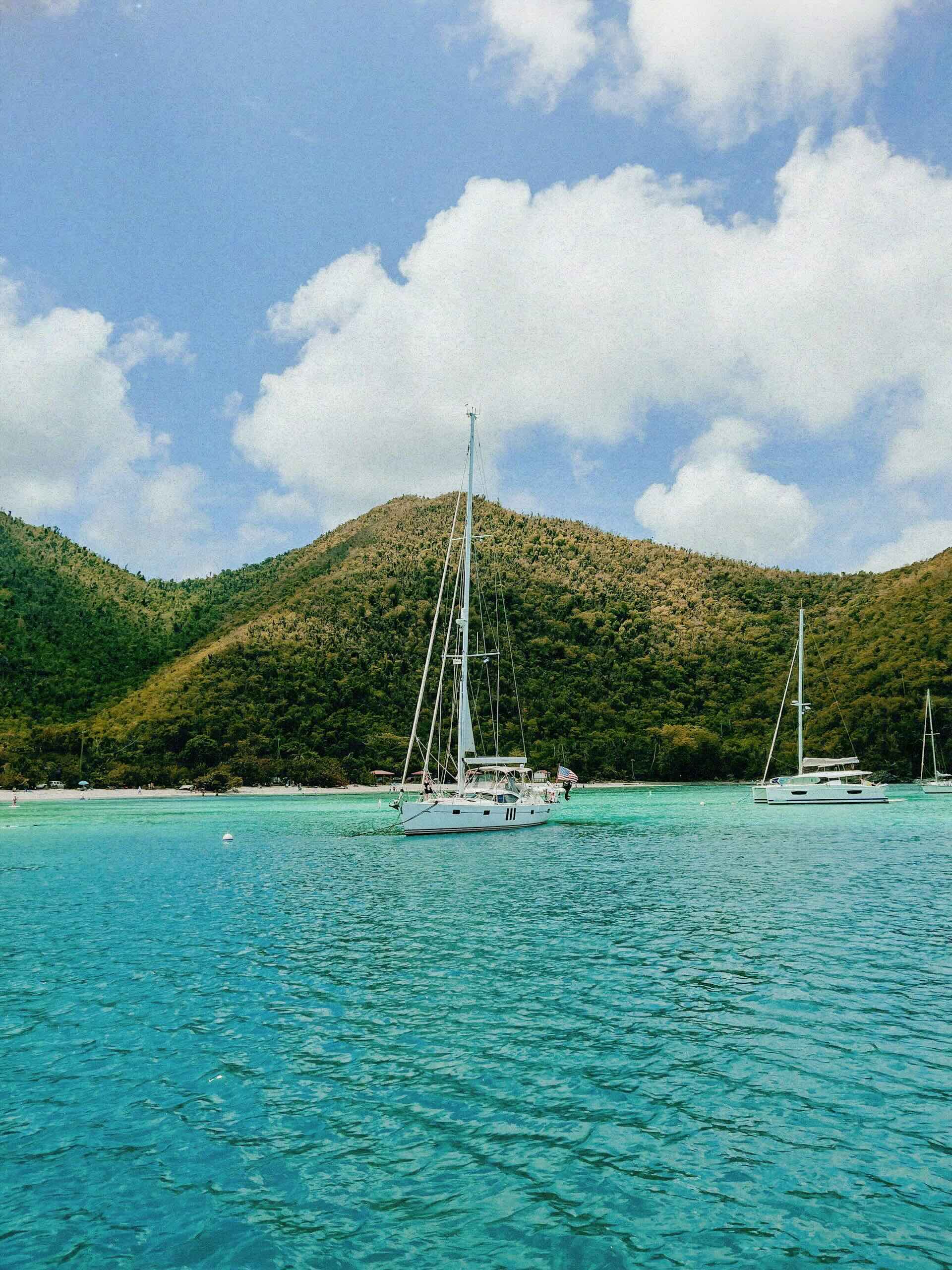 Voiliers au mouillage devant une île des Îles Vierges britanniques