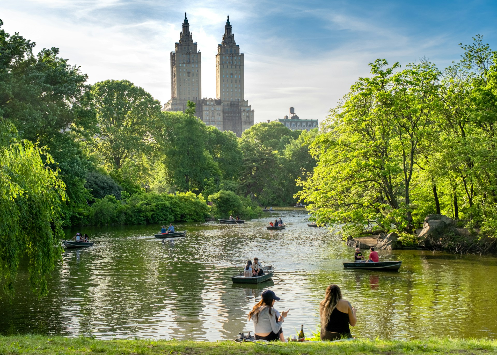 Central Park à New York avec lac, barques et végétation
