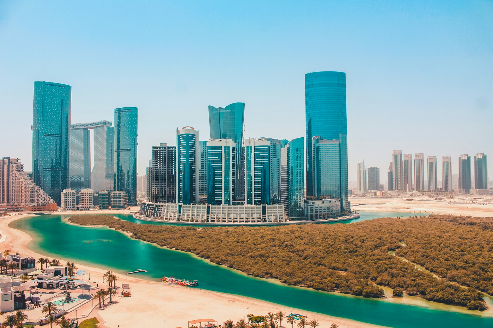 Skyline moderne d’Abu Dhabi au bord de la mangrove