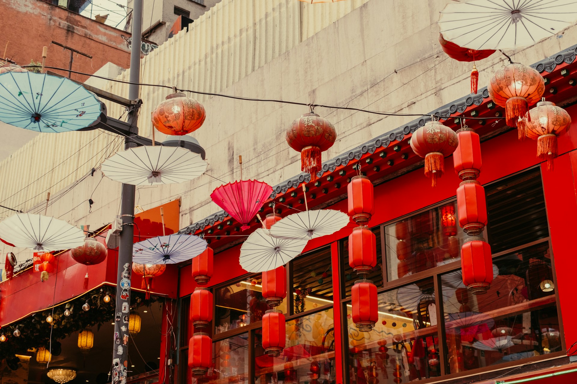 Lanternes rouges et ombrelles traditionnelles à Shanghai