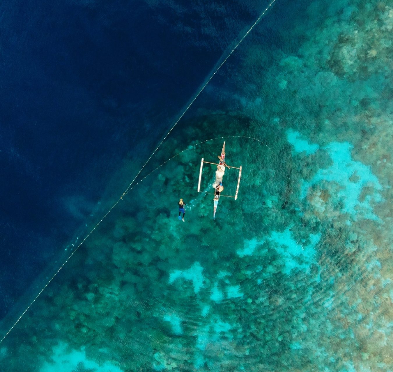 Bangka traditionnel sur un récif corallien aux Philippines