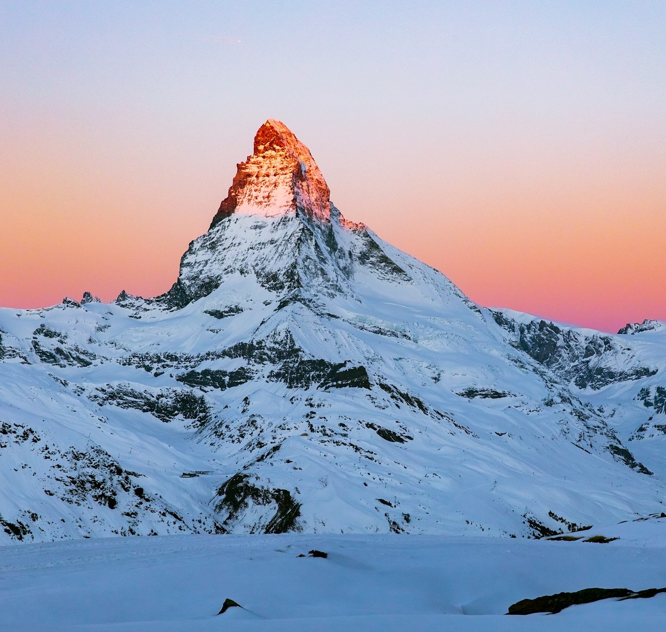 Le Cervin enneigé illuminé par le coucher du soleil dans les Alpes suisses
