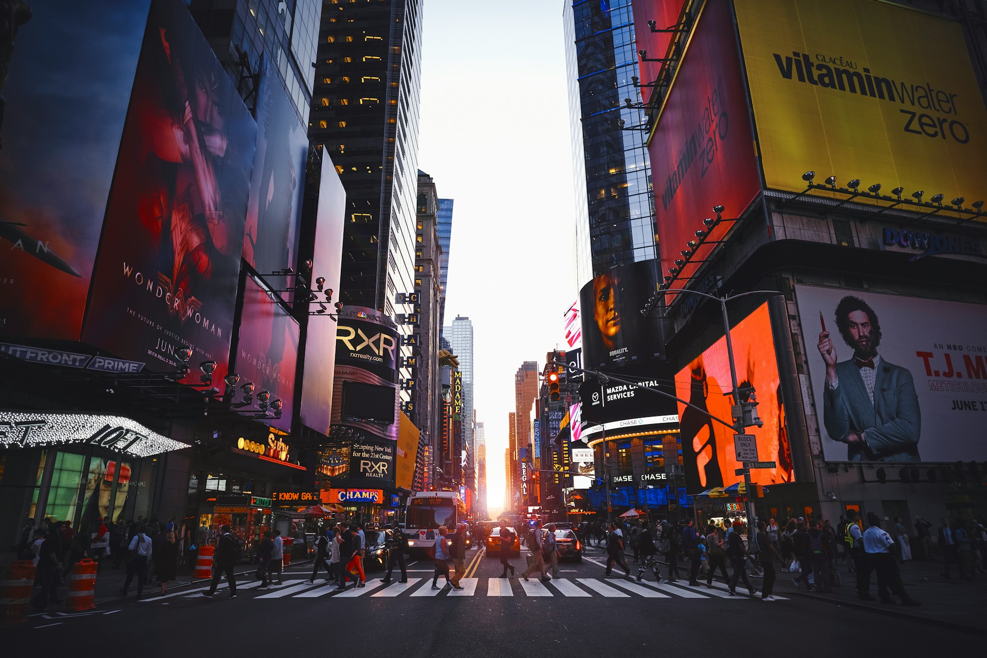 Times Square à New York avec écrans lumineux et foule dans les rues