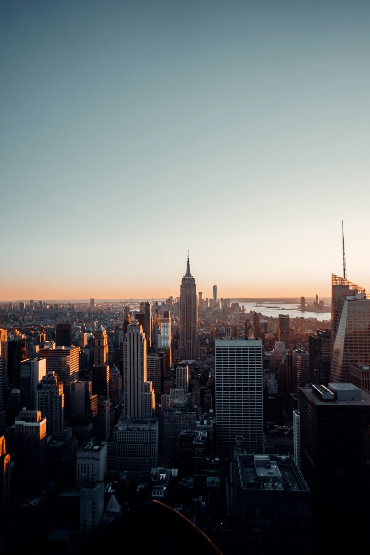 Skyline de Manhattan et Empire State Building au coucher du soleil