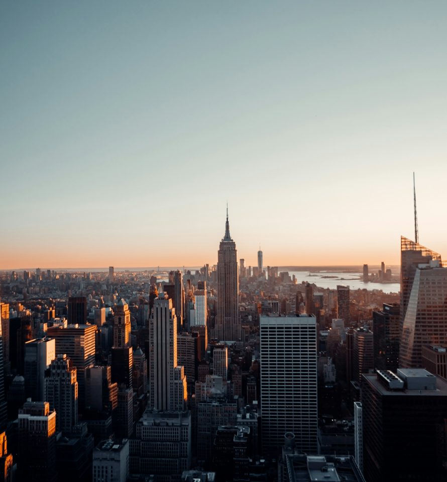 Skyline de Manhattan et Empire State Building au coucher du soleil