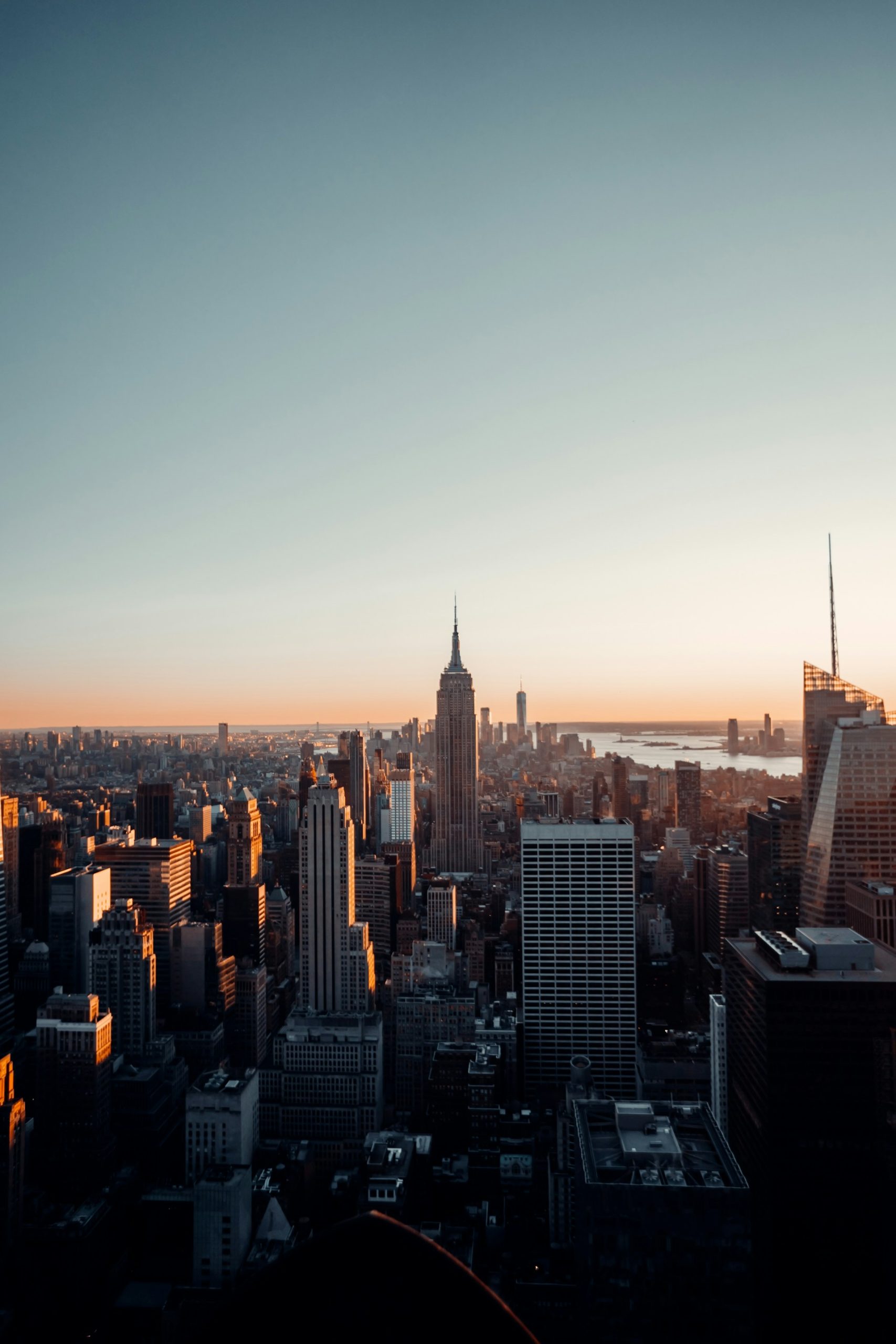 Skyline de Manhattan et Empire State Building au coucher du soleil