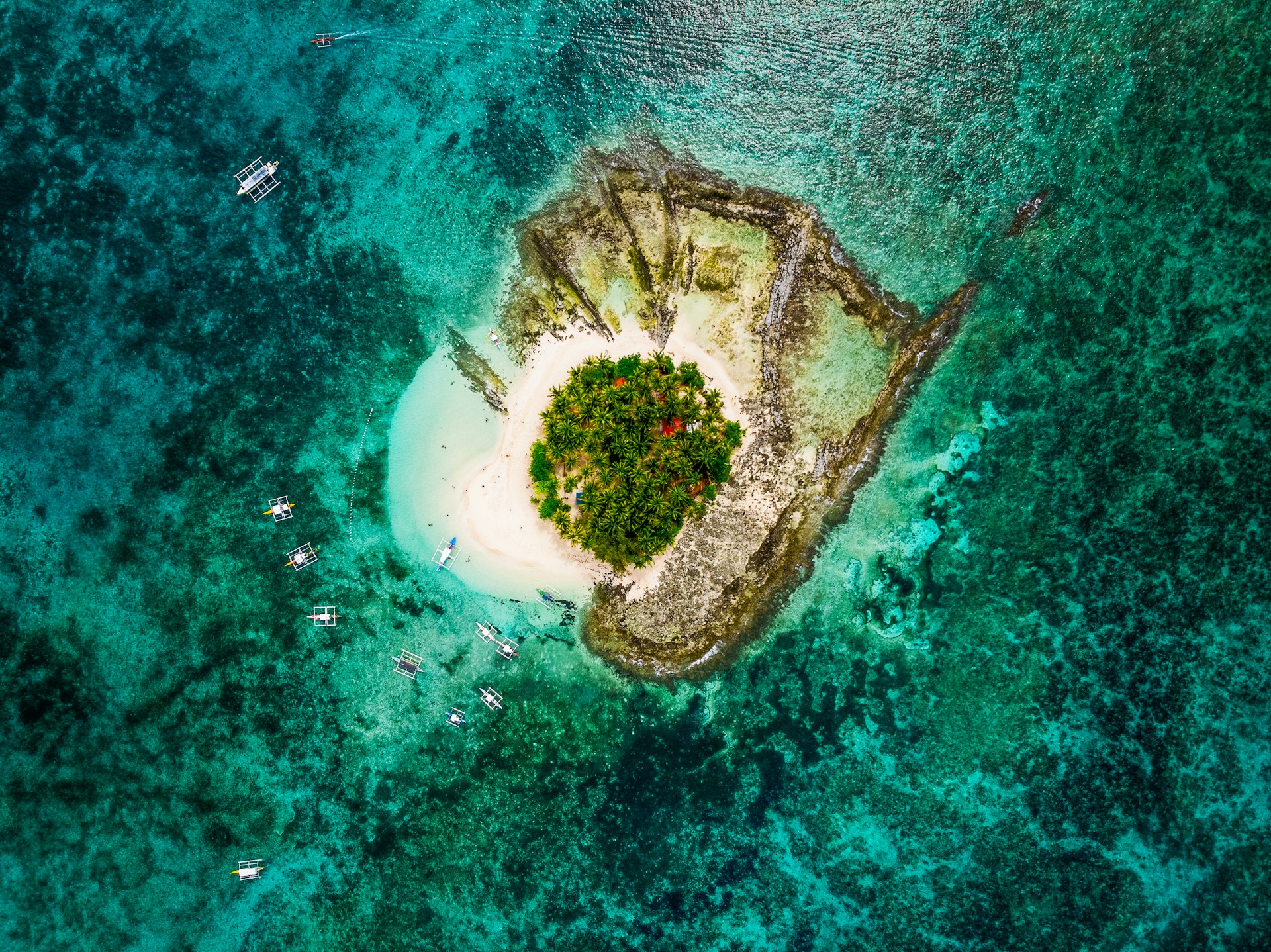Îlot paradisiaque entouré d’eau turquoise aux Philippines