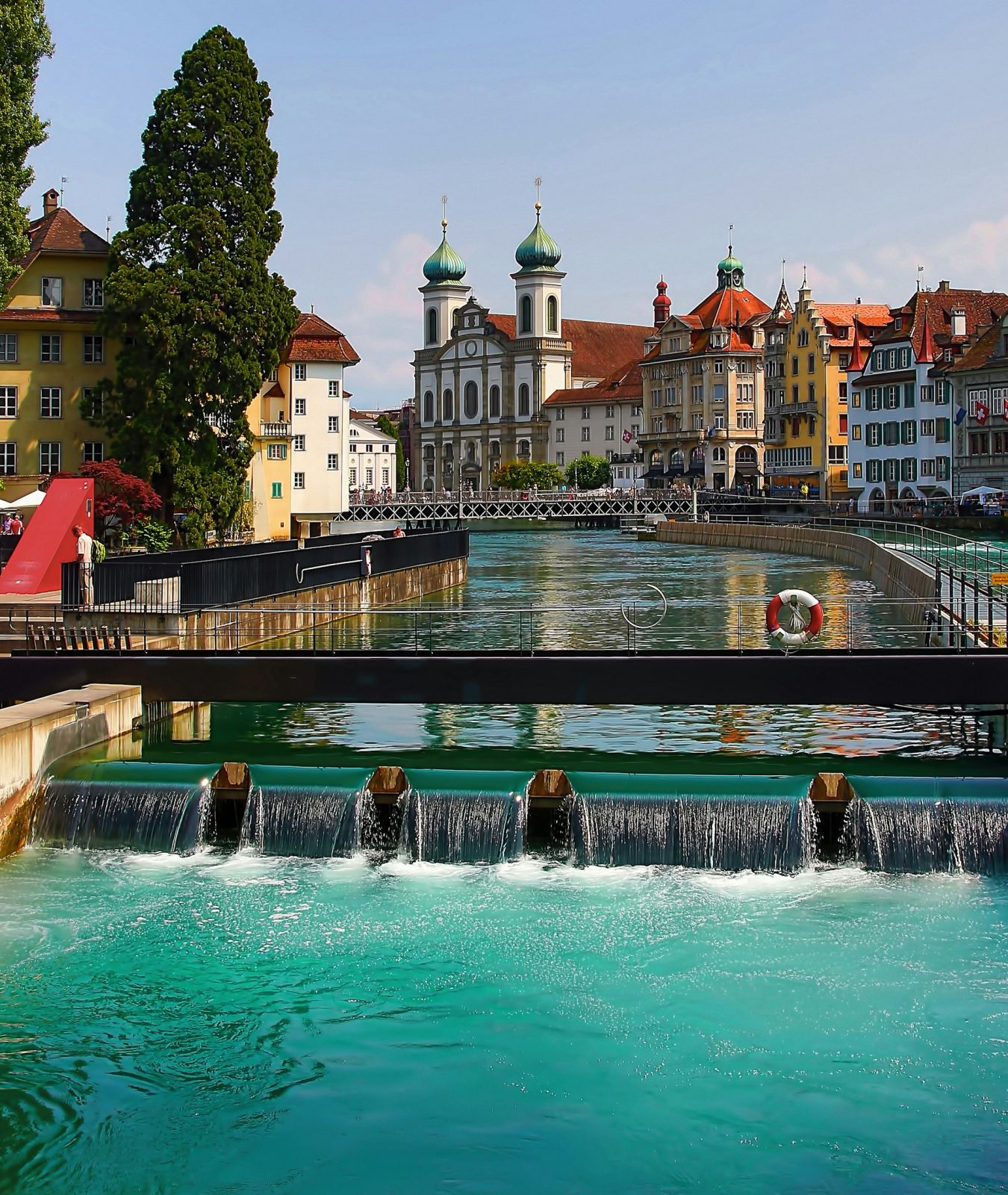 Vieille ville de Lucerne et rivière Reuss au cœur de la Suisse