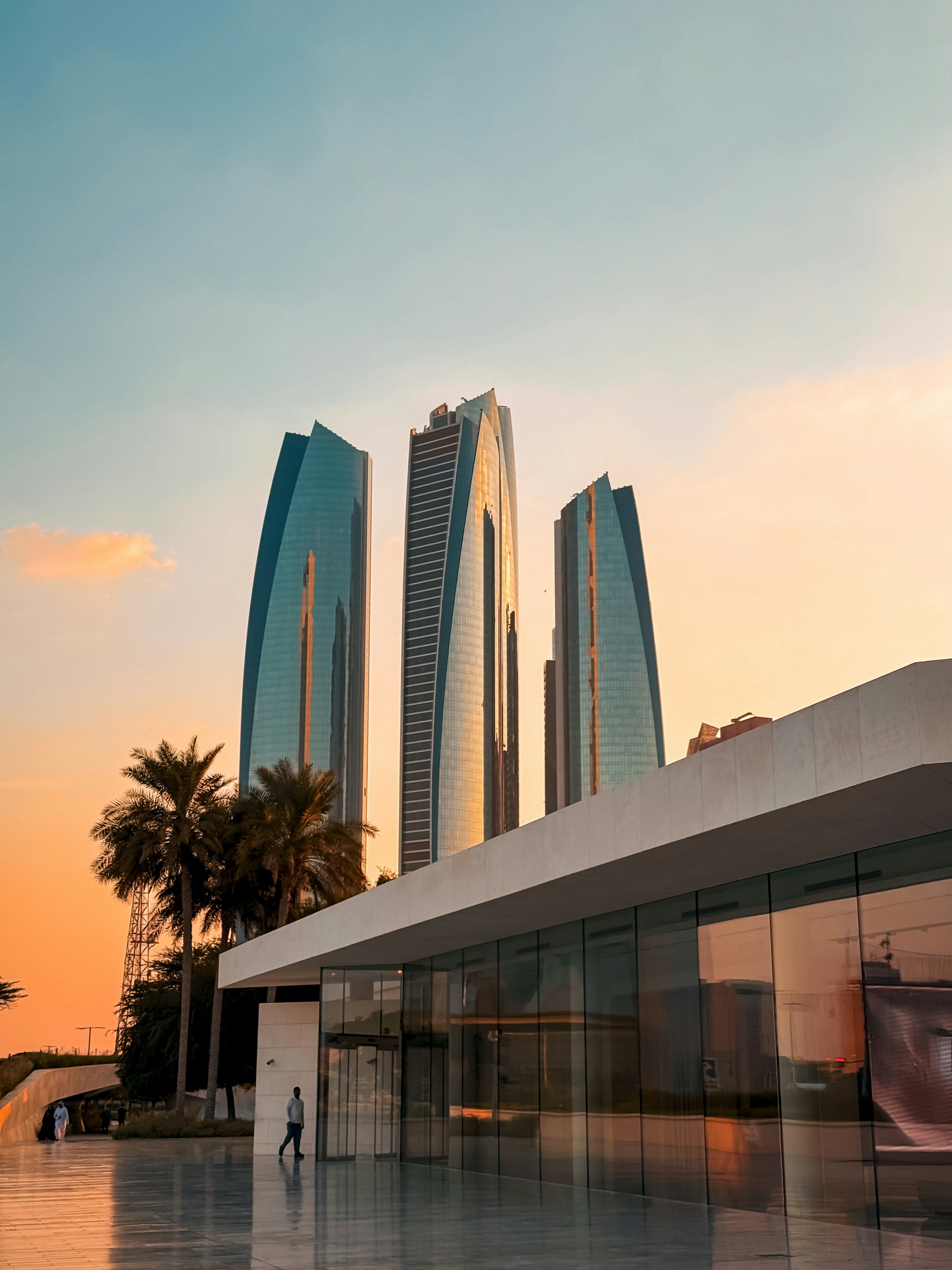 Gratte-ciel modernes d’Abu Dhabi au coucher du soleil