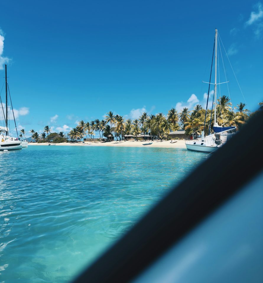 Voiliers au mouillage dans les eaux turquoise des Îles Vierges britanniques