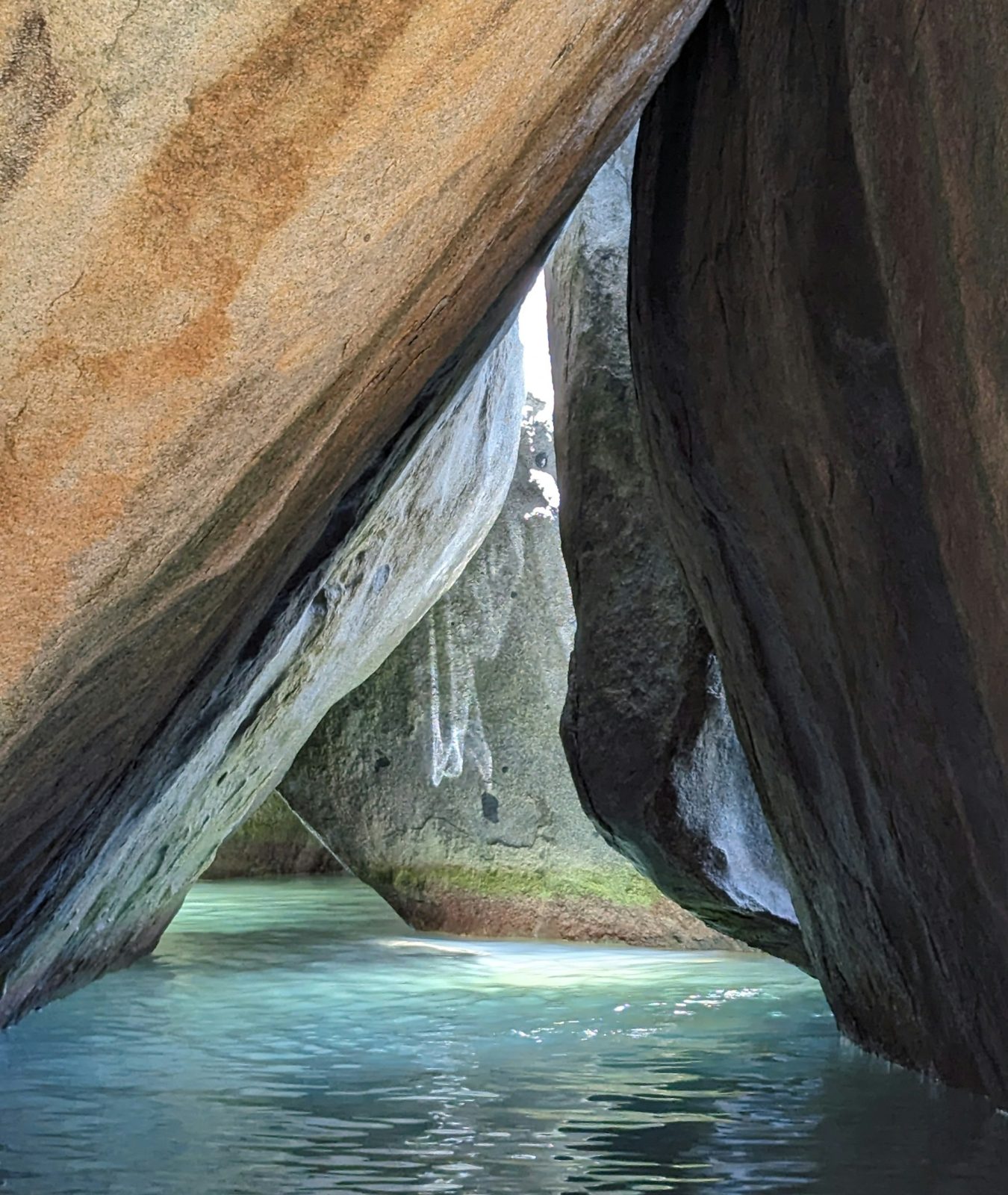 Rochers granitiques et eaux turquoise à The Baths, Virgin Gorda