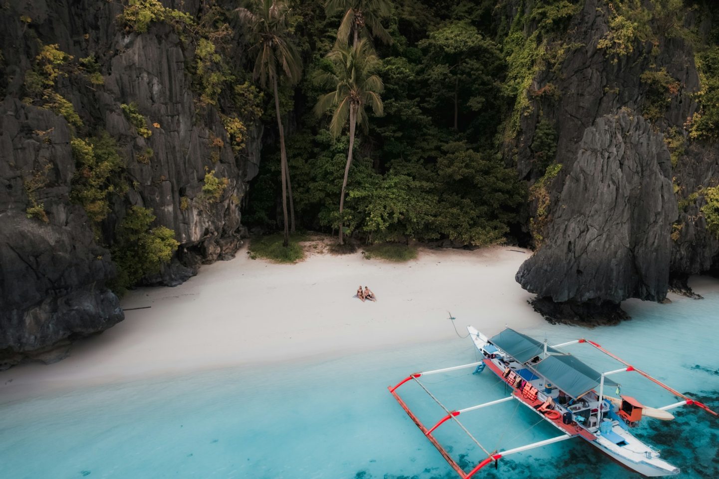 Plage sauvage et bateau traditionnel aux Philippines