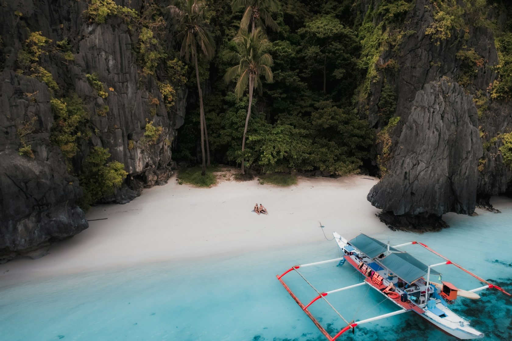 Plage sauvage et bateau traditionnel aux Philippines