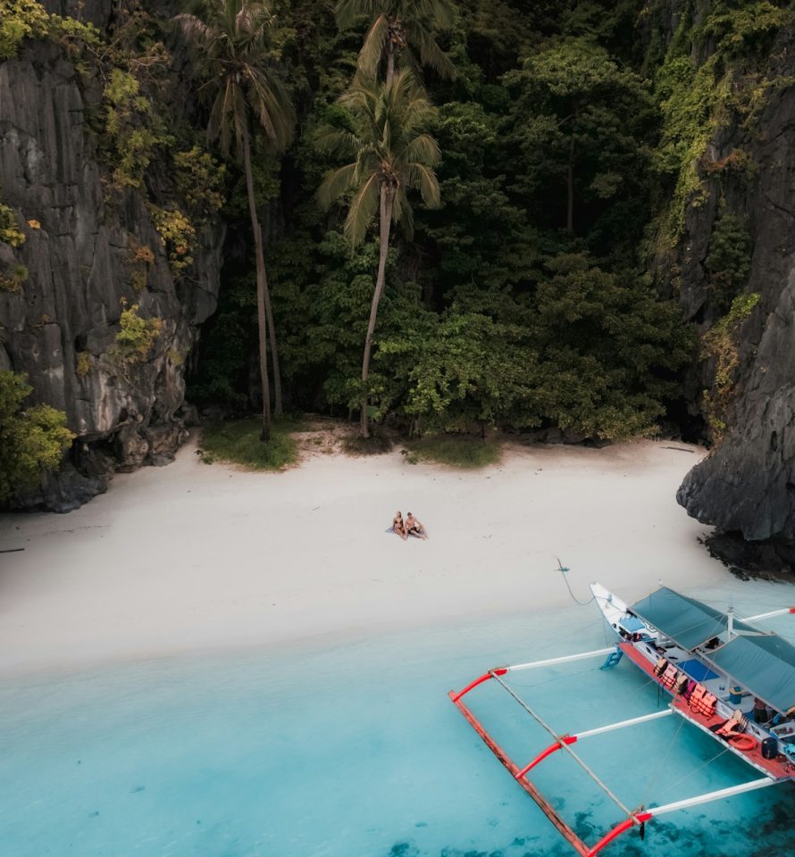 Plage sauvage et bateau traditionnel aux Philippines