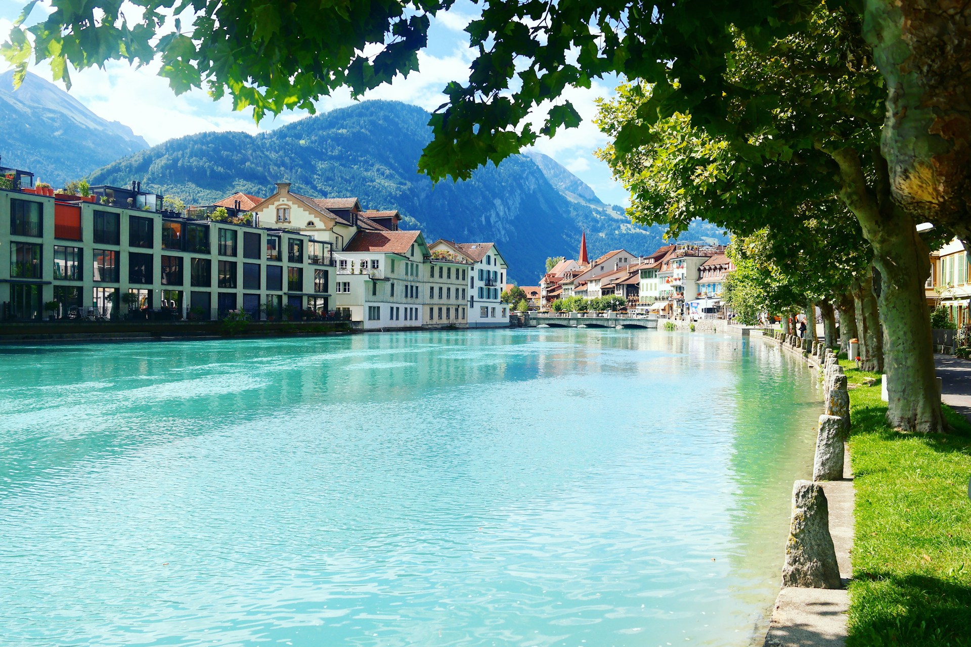 Interlaken et les eaux turquoise de l’Aar au cœur des Alpes suisses