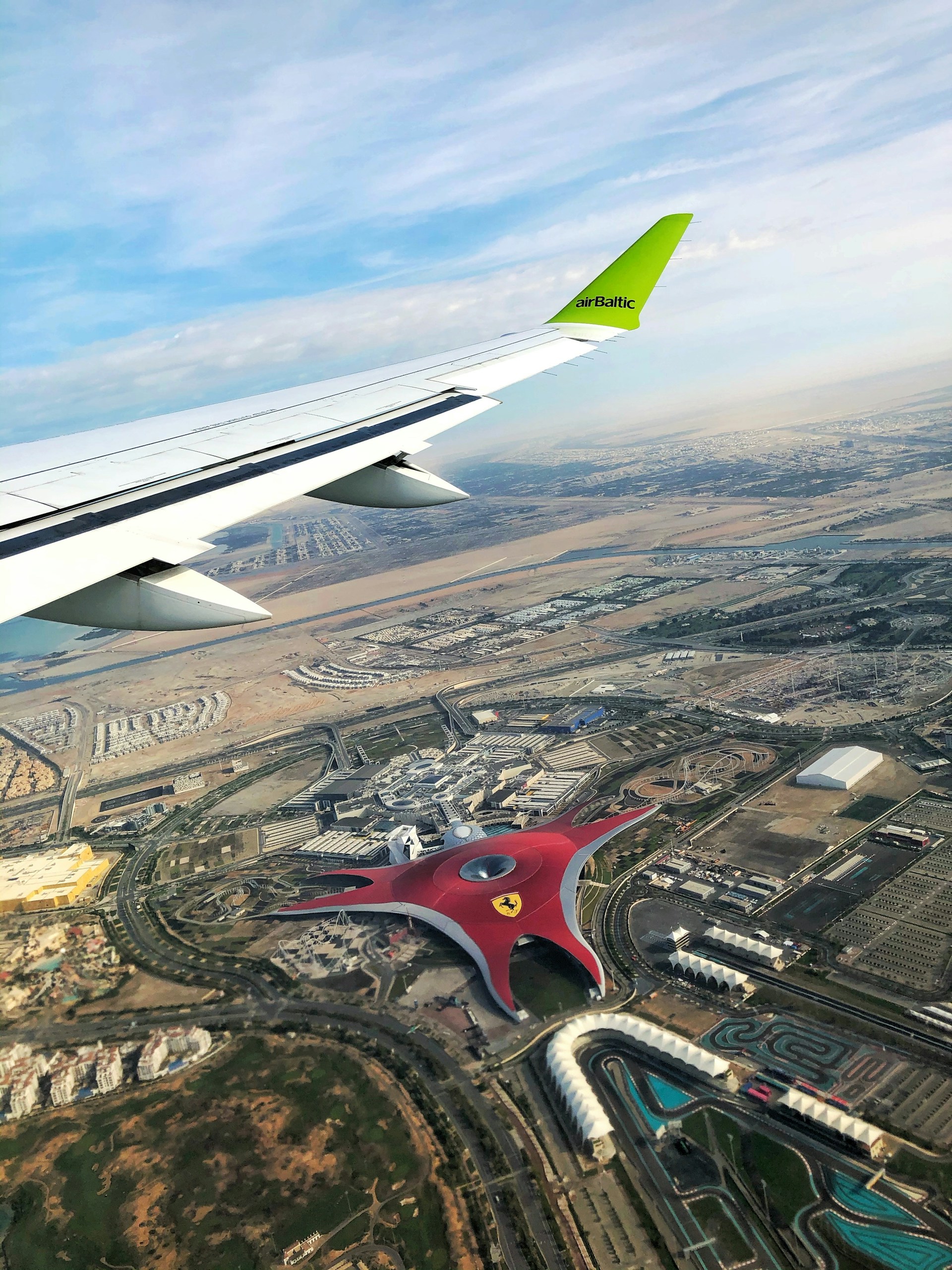 Vue aérienne de Yas Island et Ferrari World à Abu Dhabi