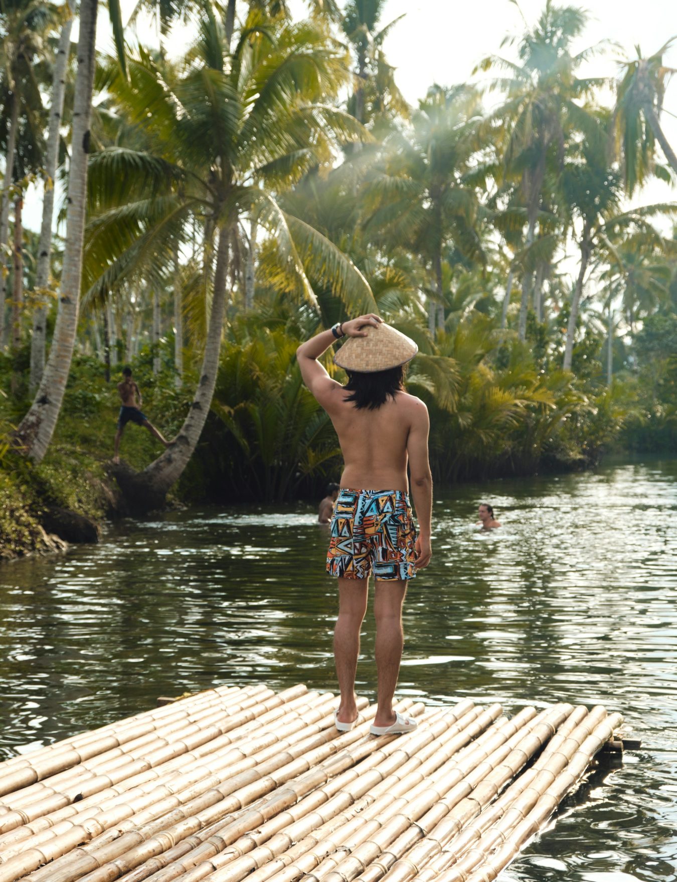 Radeau en bambou sur une rivière tropicale aux Philippines