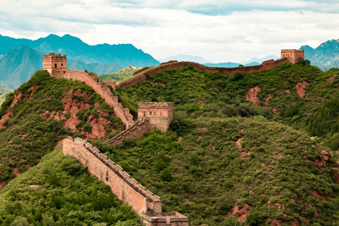 Grande Muraille de Chine serpentant à travers les montagnes verdoyantes