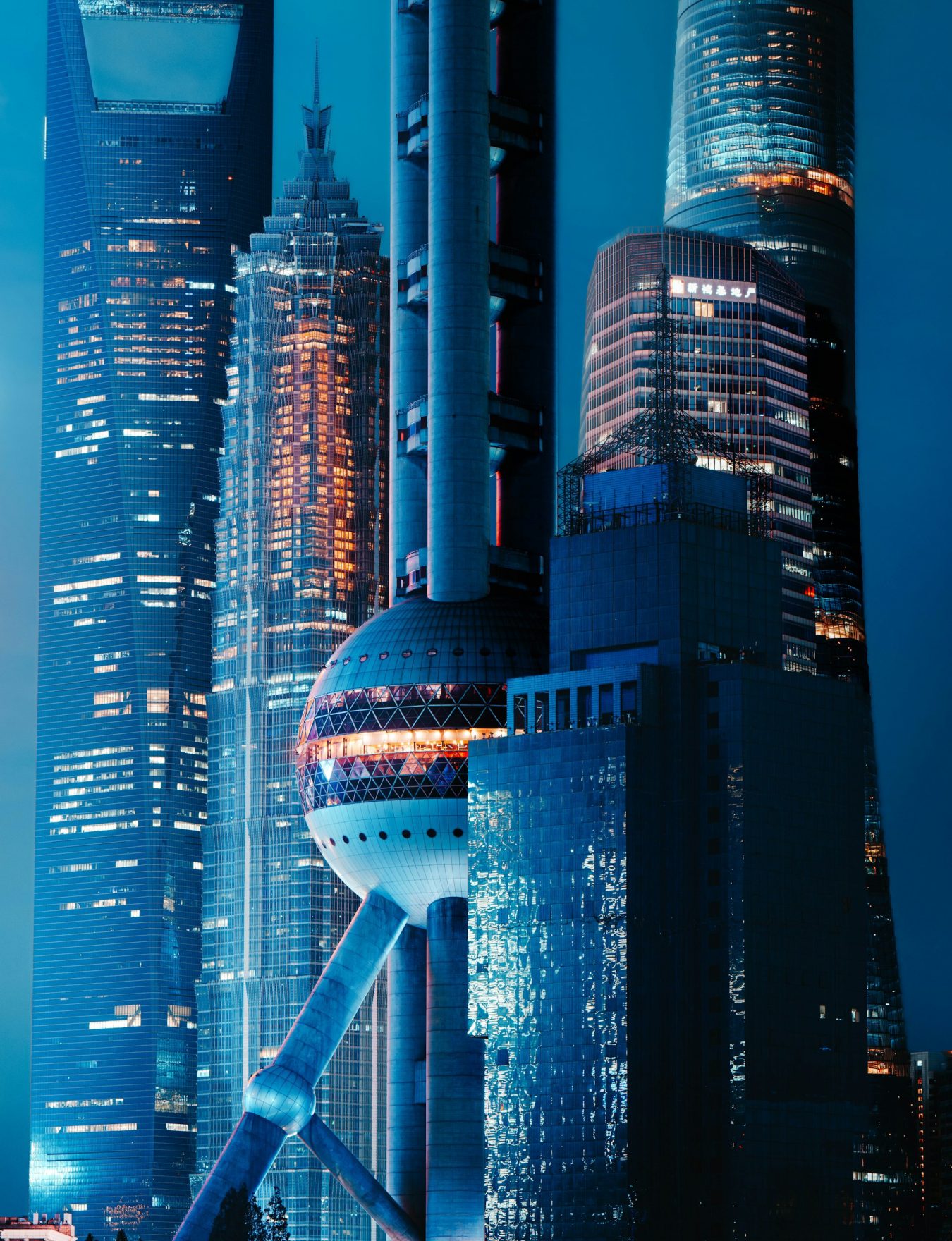 Gratte-ciel de Pudong et Oriental Pearl Tower à Shanghai de nuit
